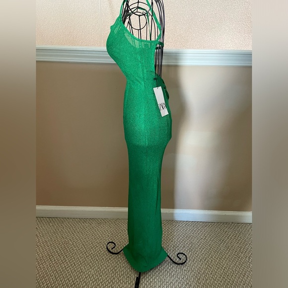 Shimmery green backless dress - Picture 2 of 5